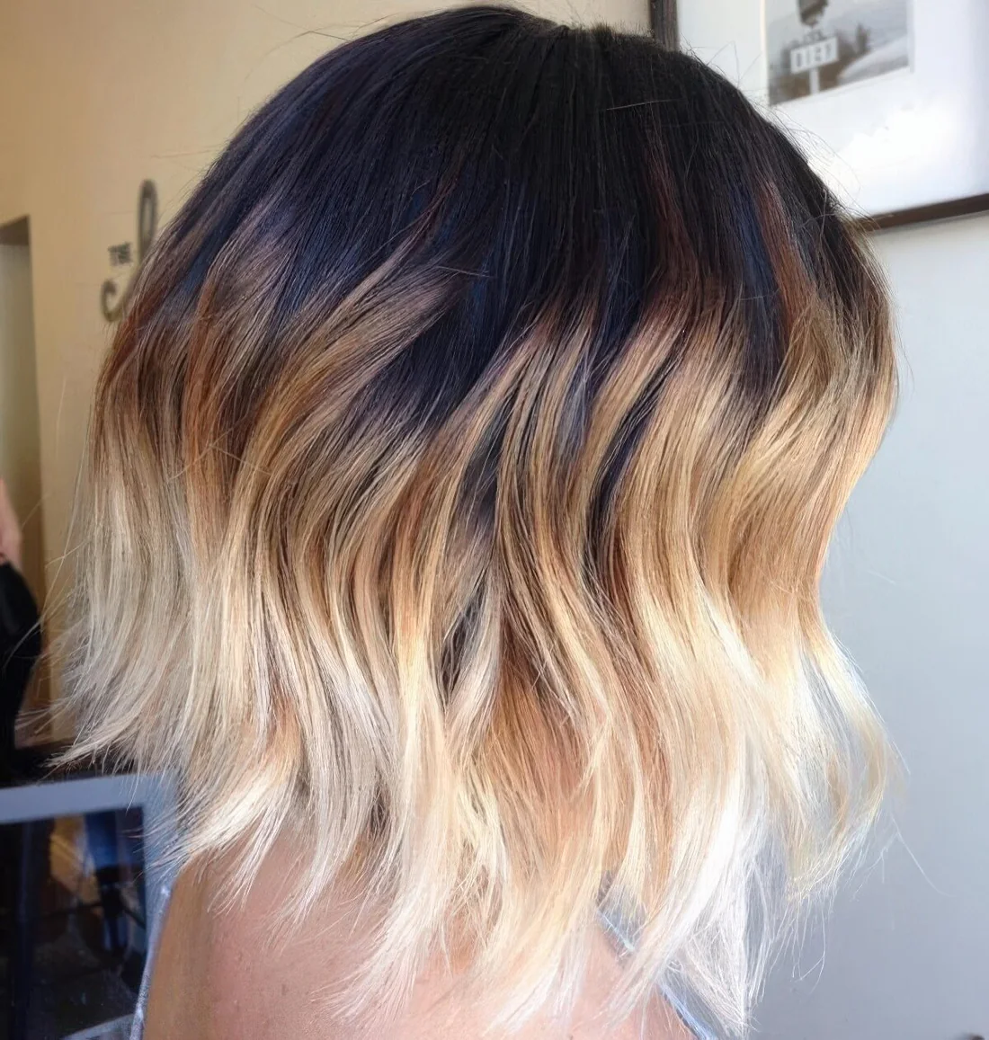 Long bob with an ombre effect, from black top caramel and bleached blonde, with messy waves.
