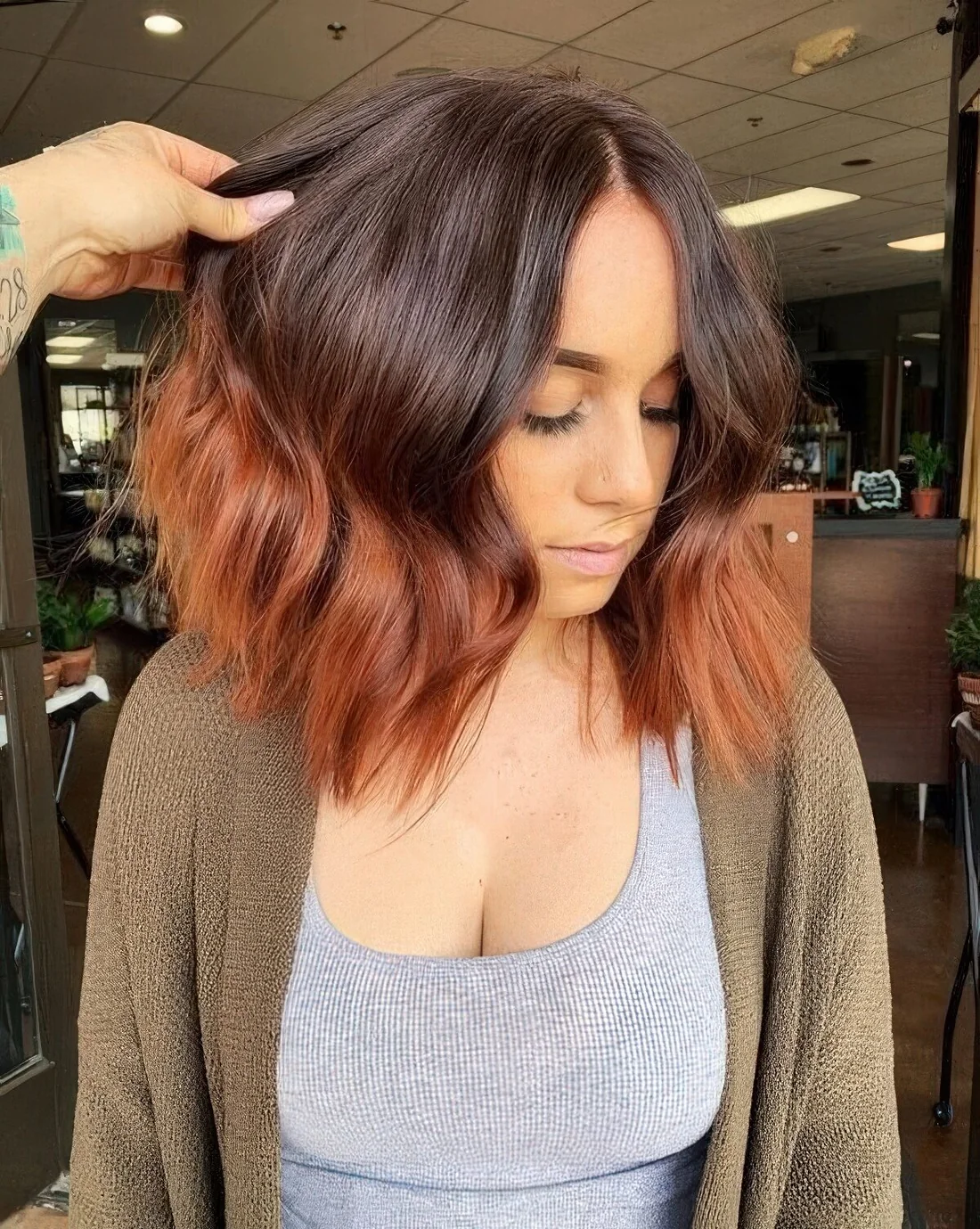 Volumetric long bob with an ombre effect, from dark brunette to copper and red.