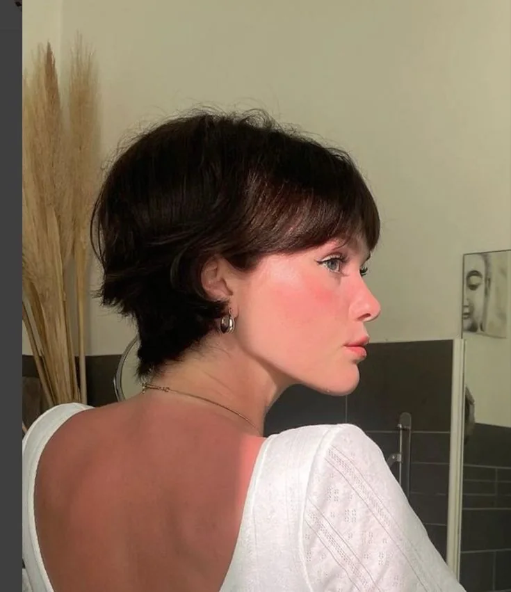 Photo showing classic fringe, with the hairstyle clearly visible.
