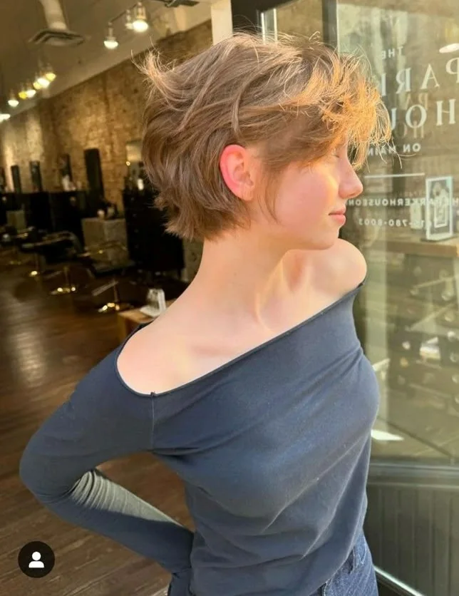 Photo showing side bangs, with the hairstyle clearly visible.