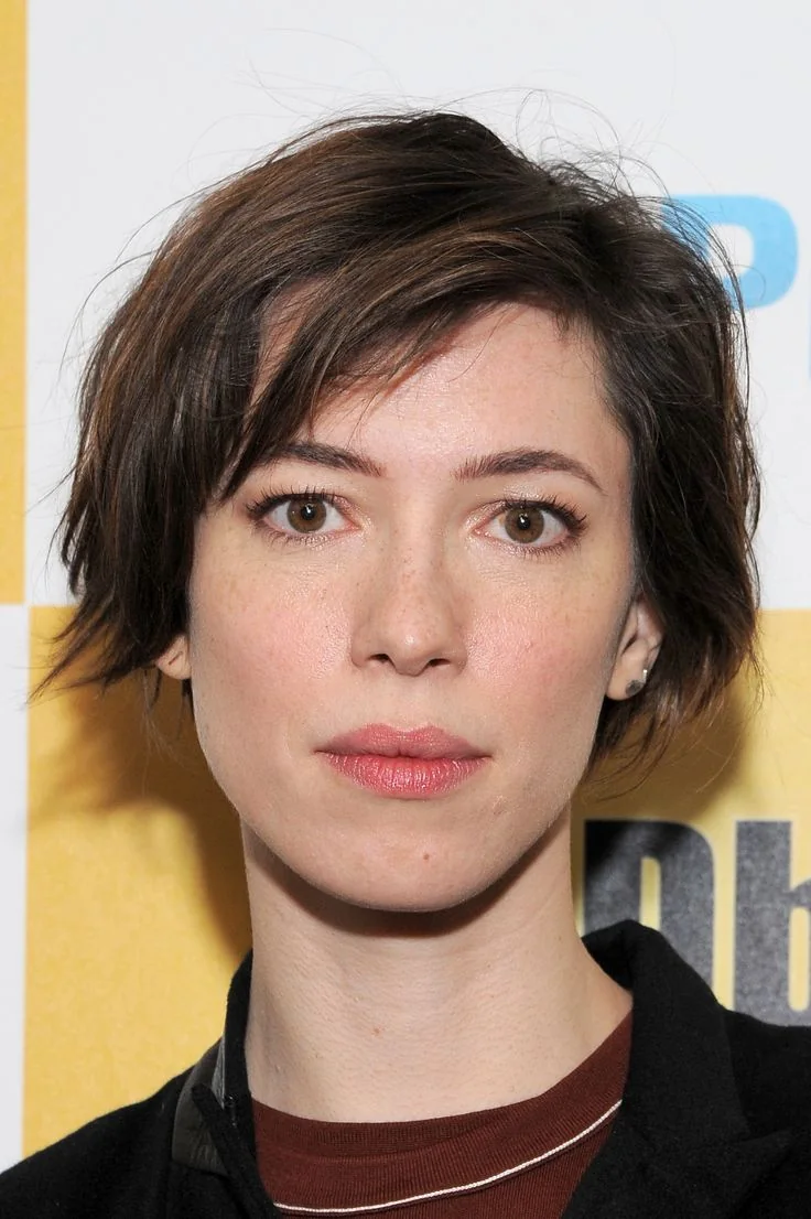 Photo showing brunette bixie, with the hairstyle clearly visible.