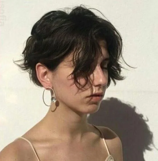 Photo showing wavy curtain bangs, with the hairstyle clearly visible.