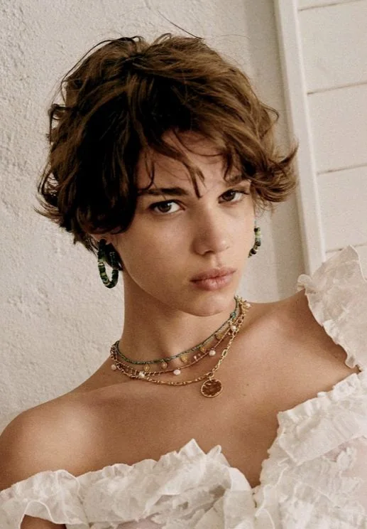 Photo showing wavy wispy bangs, with the hairstyle clearly visible.
