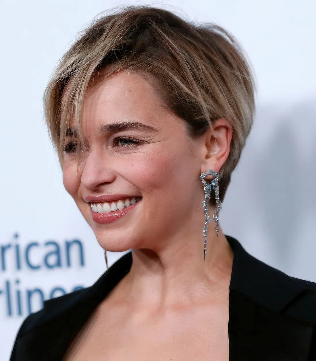 Photo showing emilia Clarke pixie, with the hairstyle clearly visible.