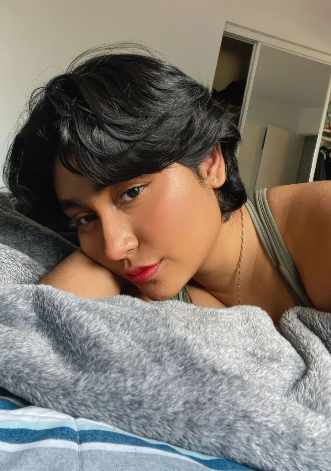 Photo showing short hair woman, with the hairstyle clearly visible.