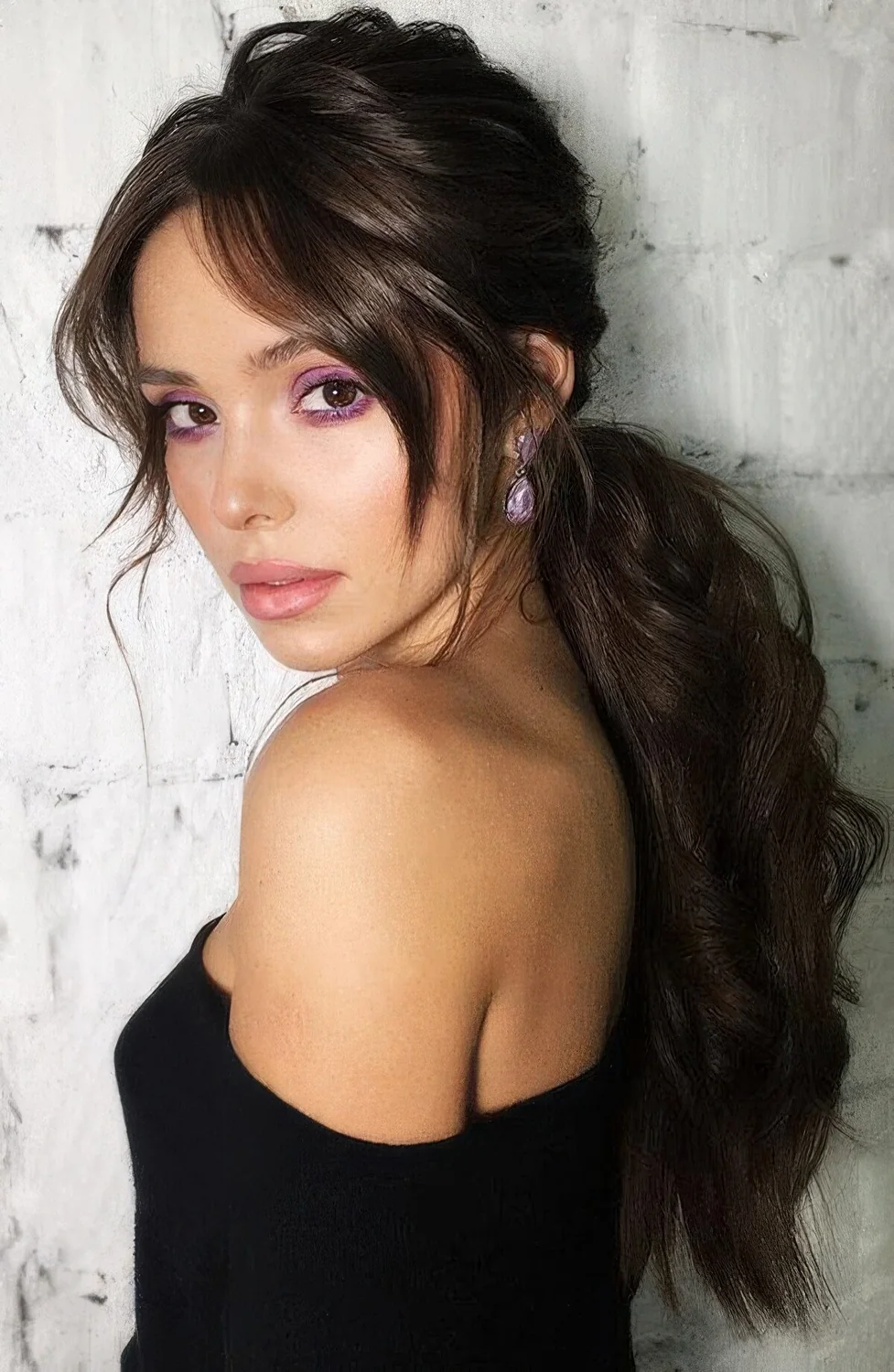Volumetric wavy cut, a wavy bump on top and wavy curtain bangs are a super chic and girlish hairstyle.
