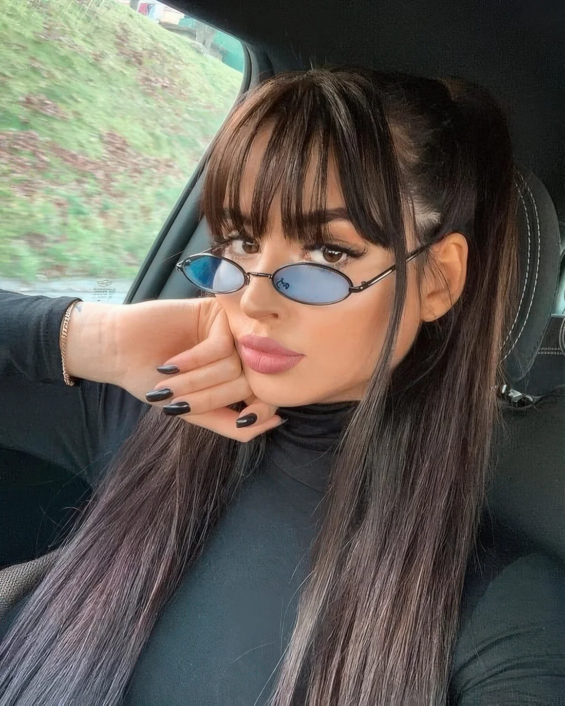 Half updo with a high ponytail, a classic outgrown fringe and straight hair are a cool combo for every day, great for medium and long hair.