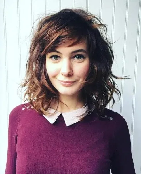 Photo showing chestnut hairstyle, with the hairstyle clearly visible.