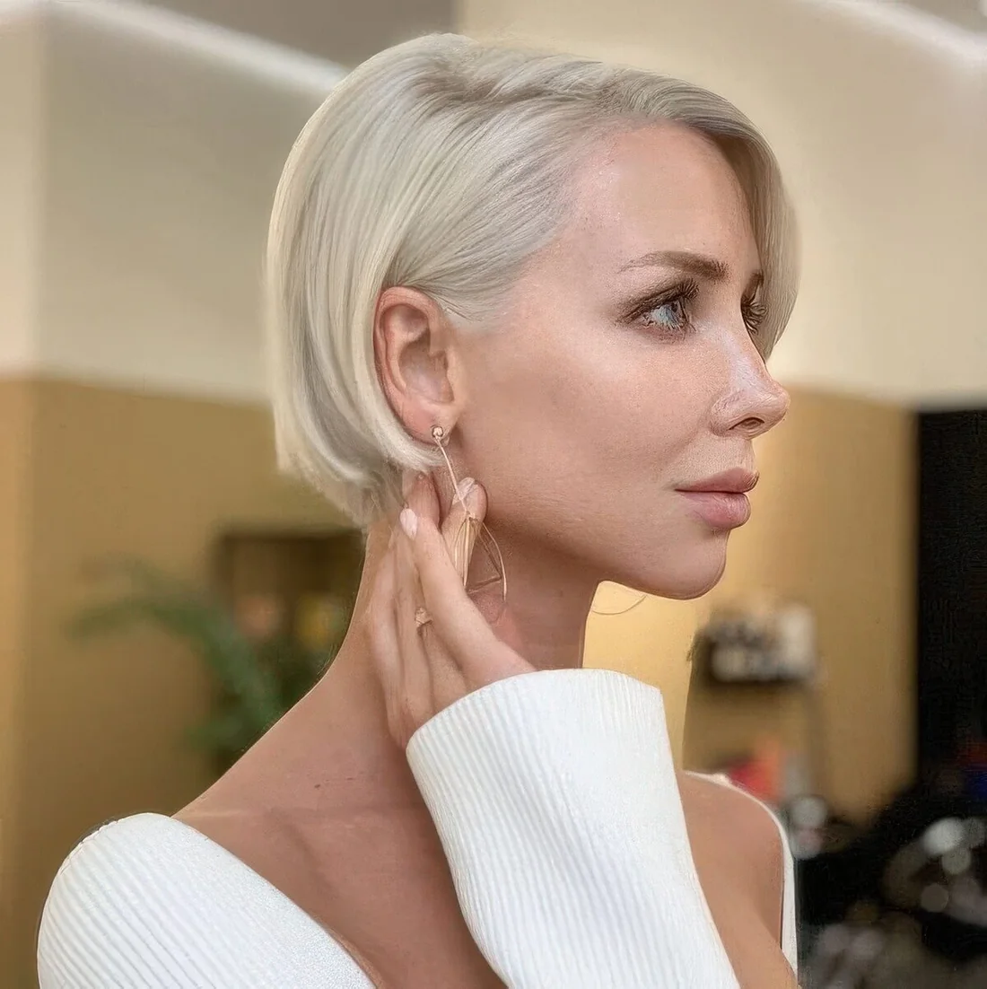 Classic platinum blonde ear-length bob with side part.