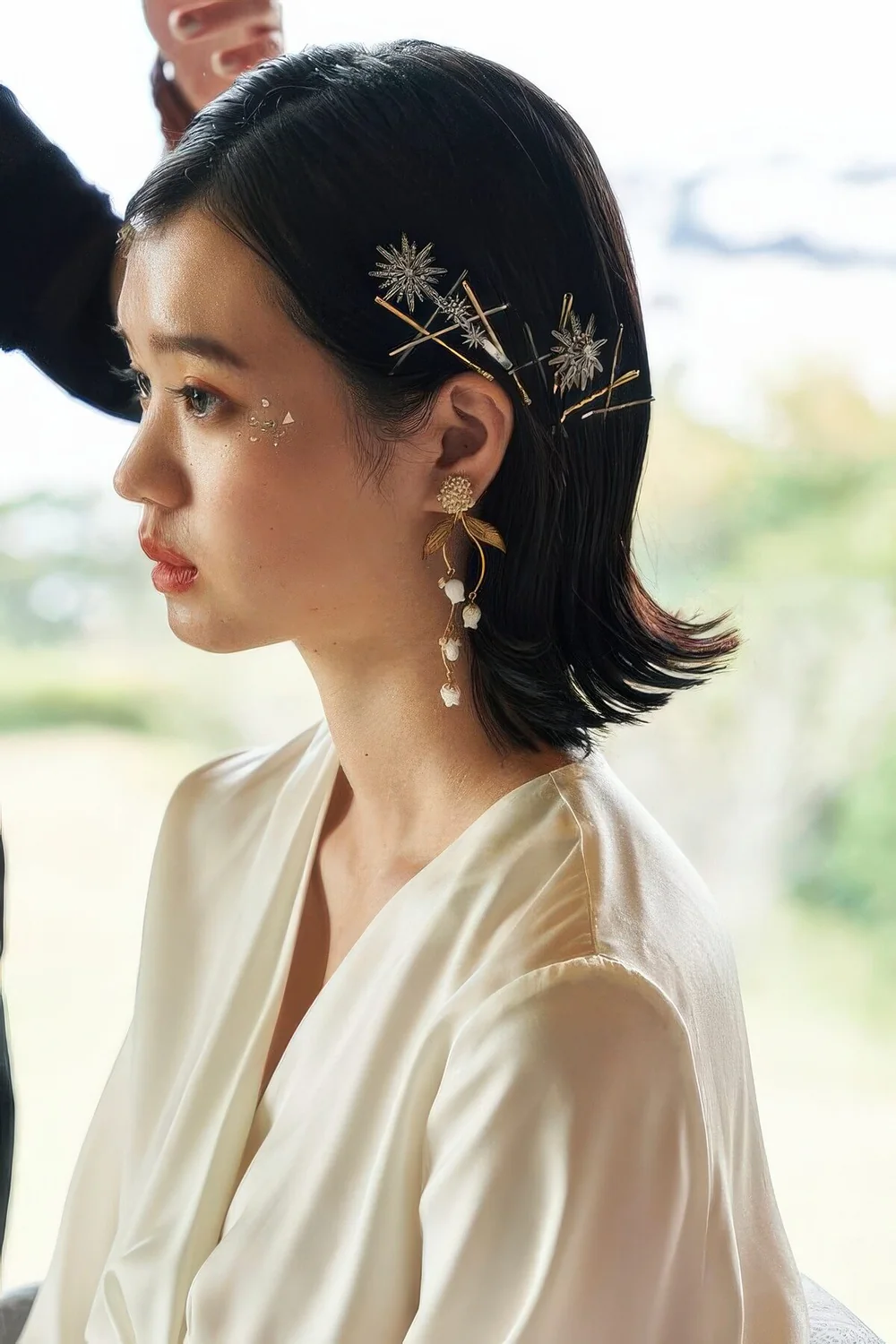 Photo showing celestial clips, with the hairstyle clearly visible.