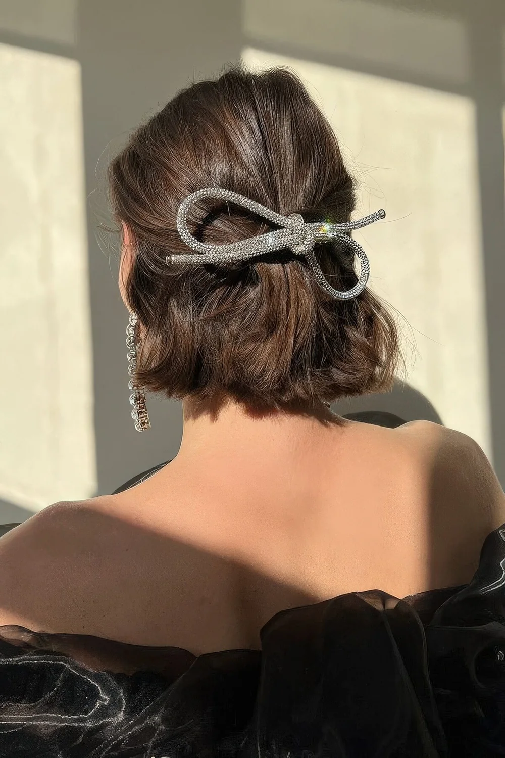Photo showing shiny bow, with the hairstyle clearly visible.