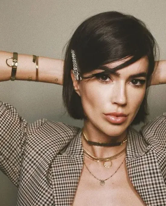 Photo showing side part clip, with the hairstyle clearly visible.