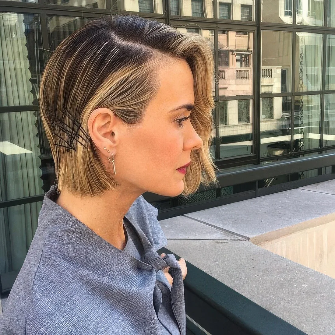 Photo showing simple clips, with the hairstyle clearly visible.