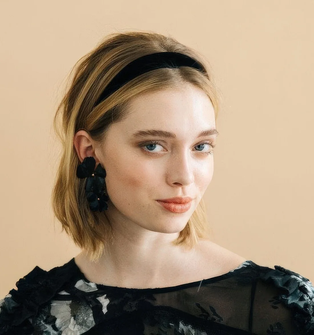 Photo showing velvet headband, with the hairstyle clearly visible.