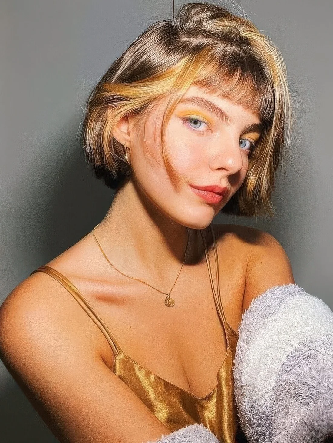 Photo showing chunky highlights, with the hairstyle clearly visible.