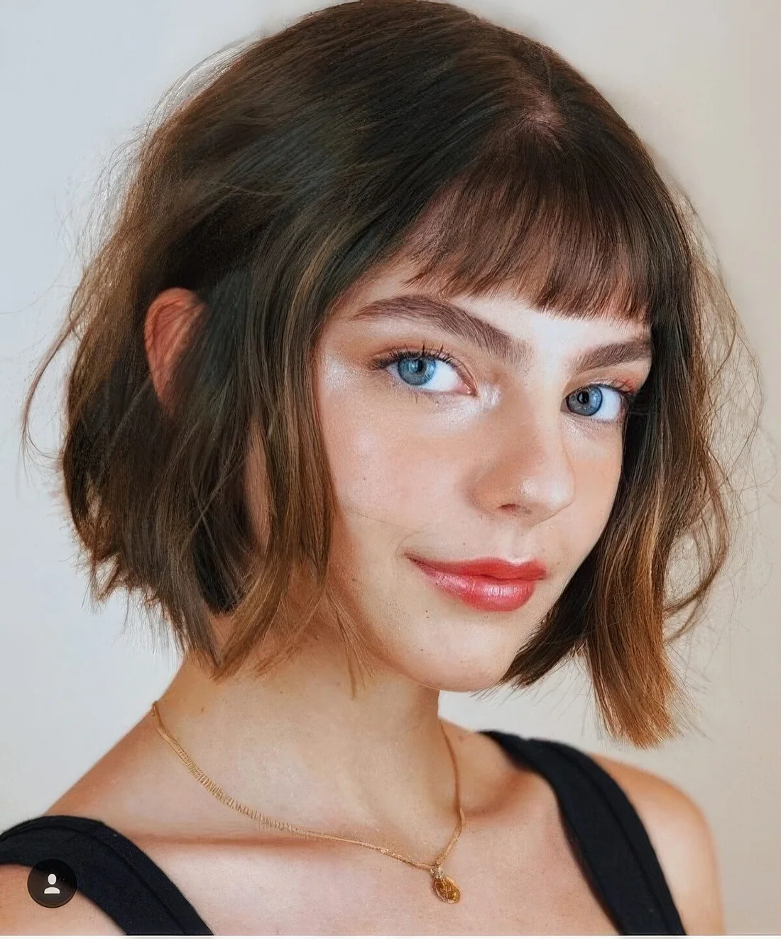 Photo showing messy wavy bob highlights, with the hairstyle clearly visible.
