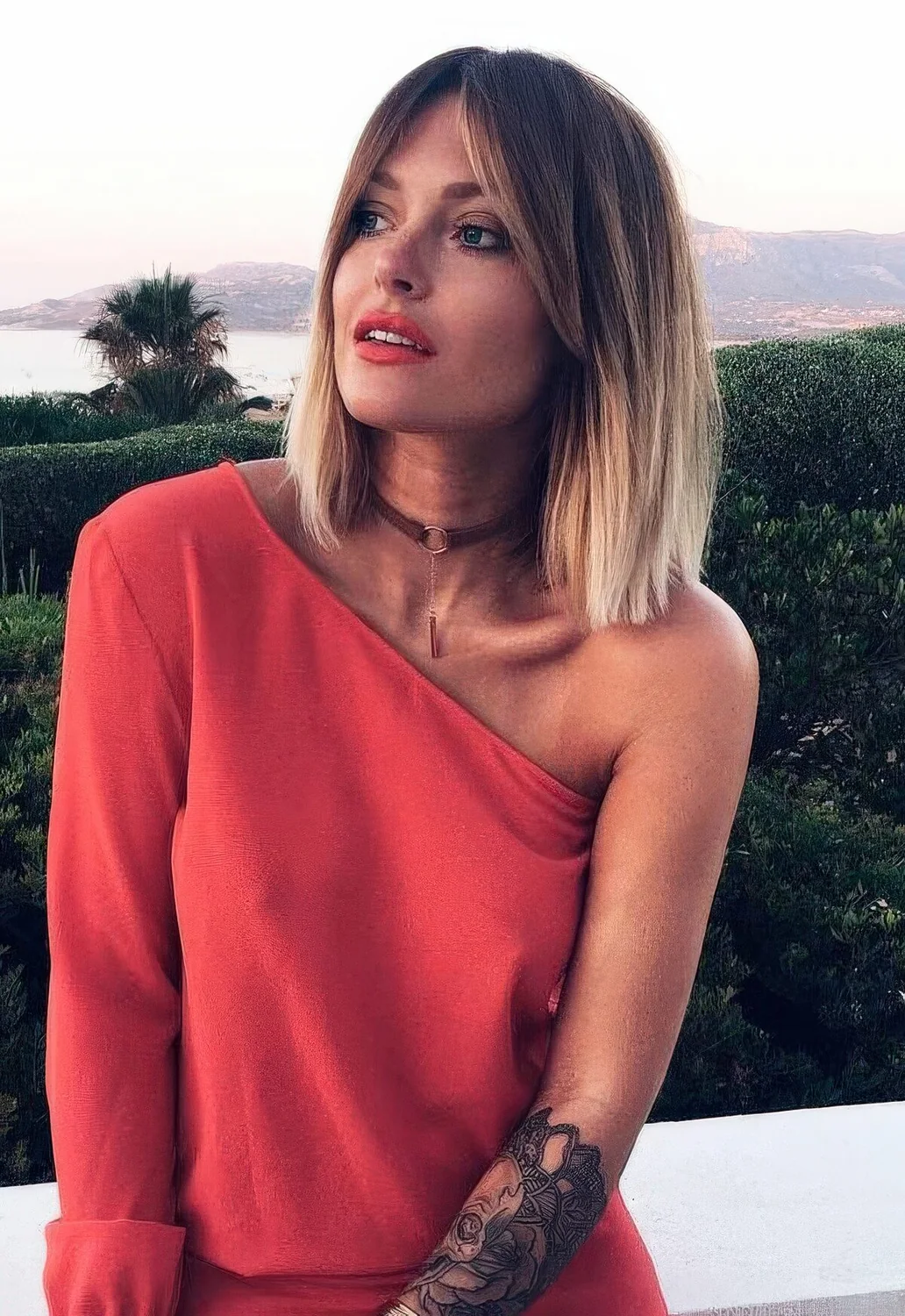 Photo showing icy blonde hairstyle, with the hairstyle clearly visible.