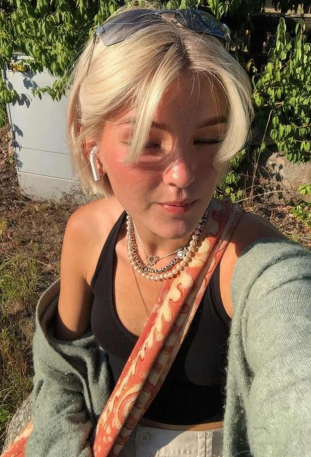 Short bob haircut in cold blonde and with curtain bangs.