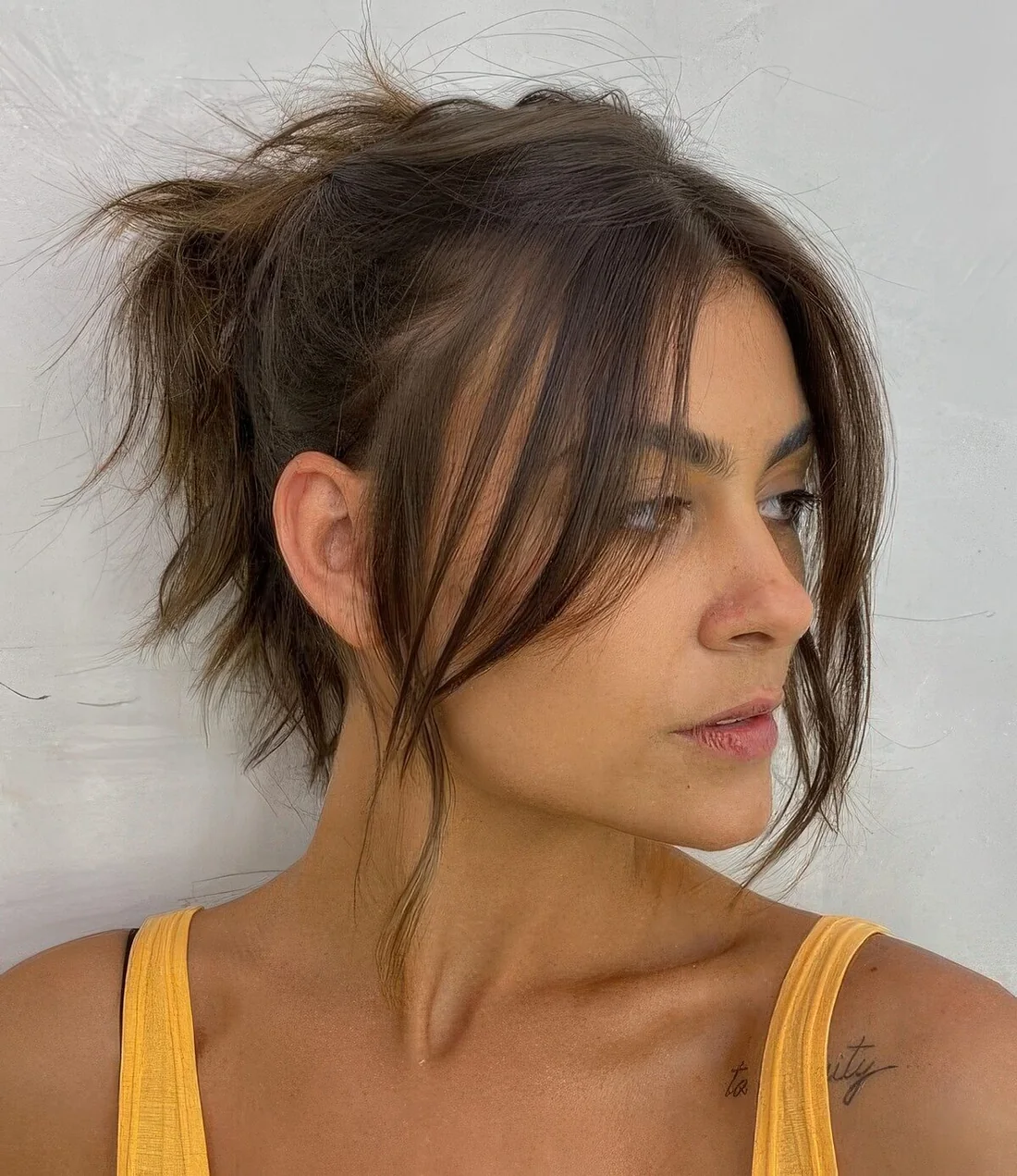 High messy and wavy ponytail and side bangs are a cool and catchy idea for an every day look.