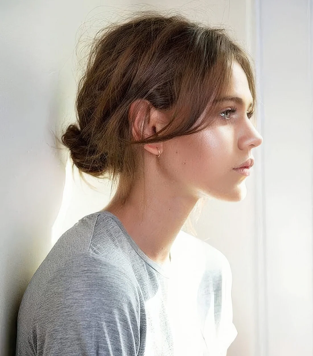 Photo showing messy low bun with a messy top, with the hairstyle clearly visible.