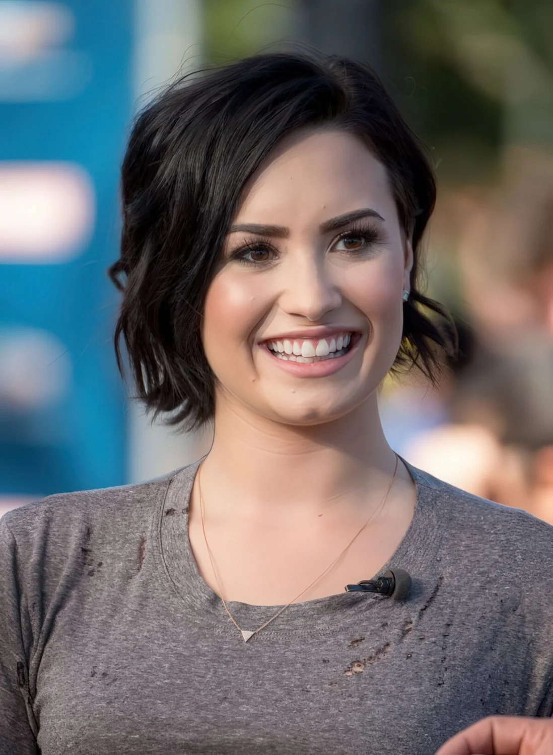 Short layered bob with waves and a dimension for a chic look.