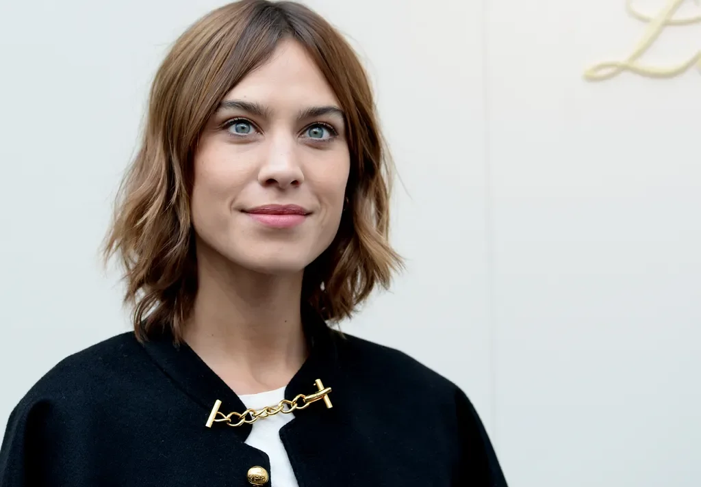 shoulder wavy chestnut lob shown as a shoulder length hairstyles for thin fine hair idea