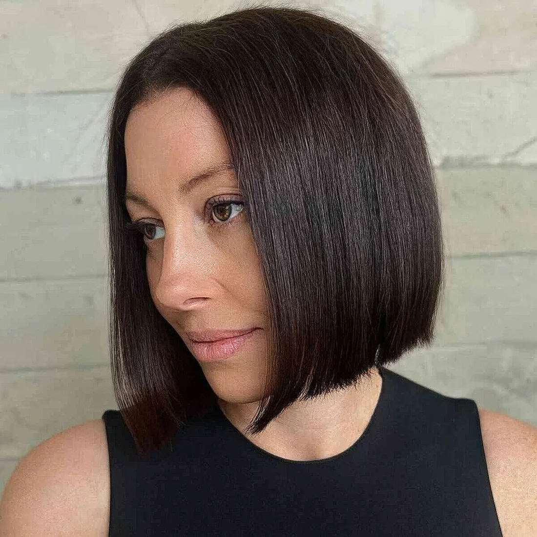 Photo showing classic dark brown slob, with the hairstyle clearly visible.