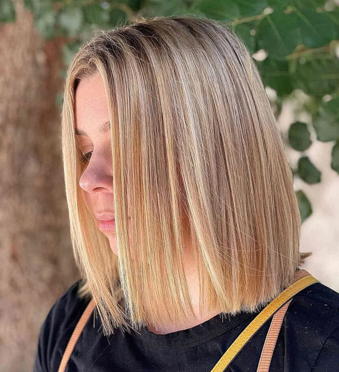 Shoulder-length blonde slob with root smudge.