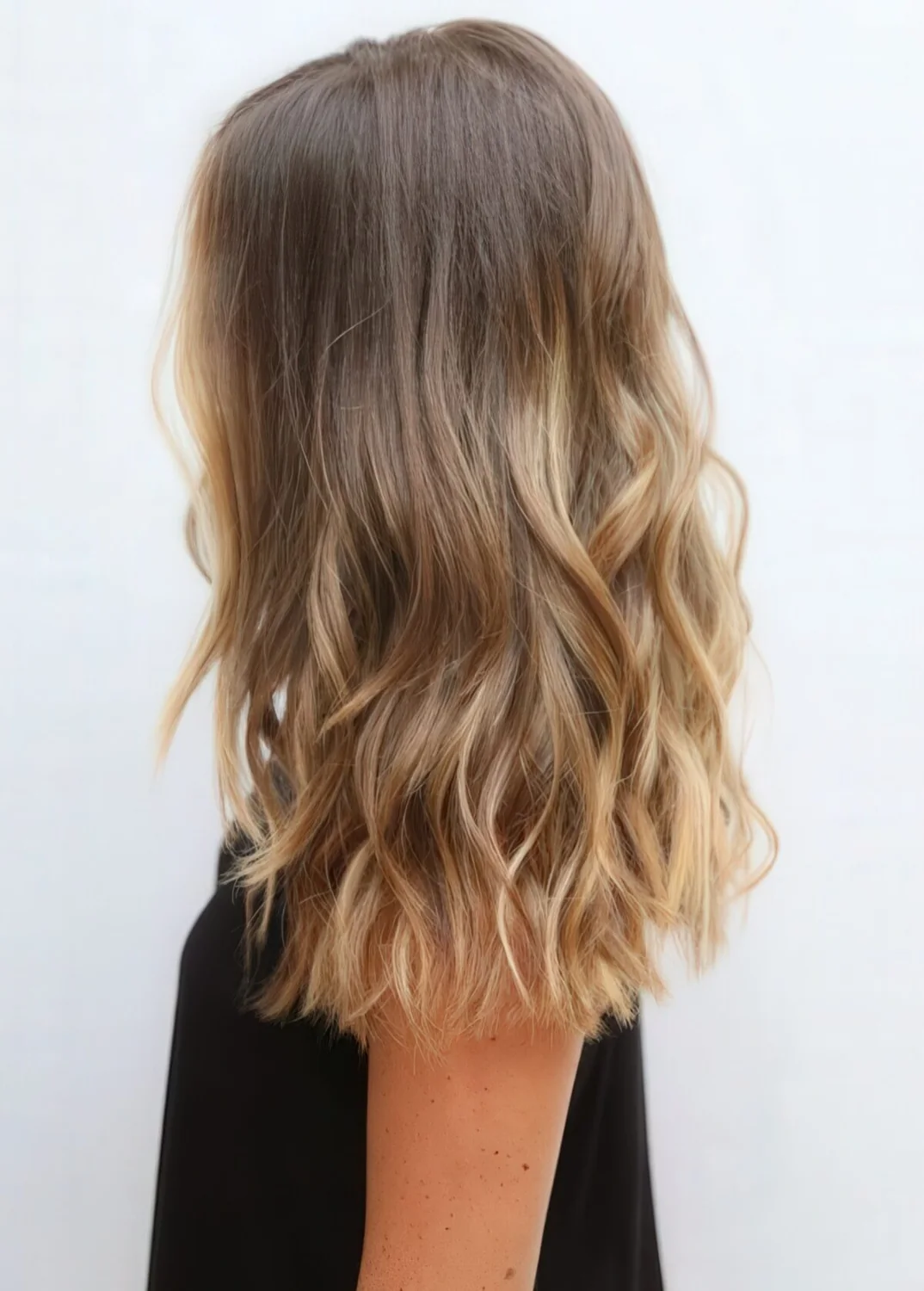 Light brunette hair with beautiful sunkissed touches as if they are totally natural and are made by the sun.