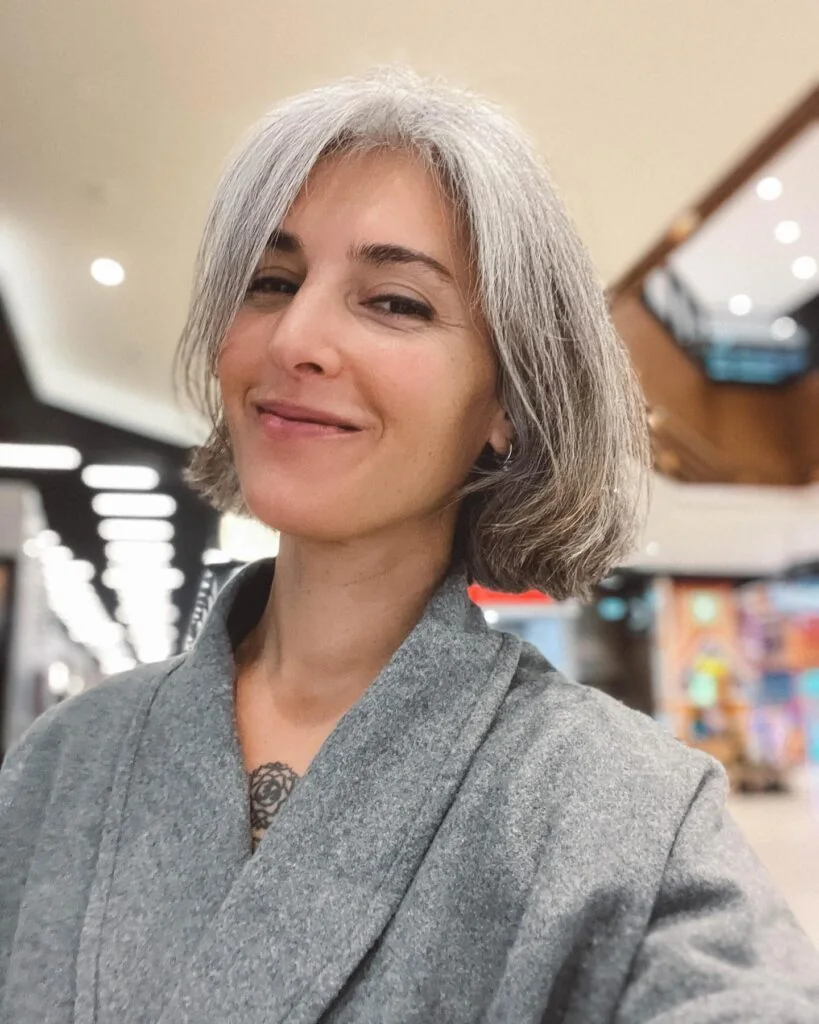 Smooth silver bob with a softly tucked-under silhouette.