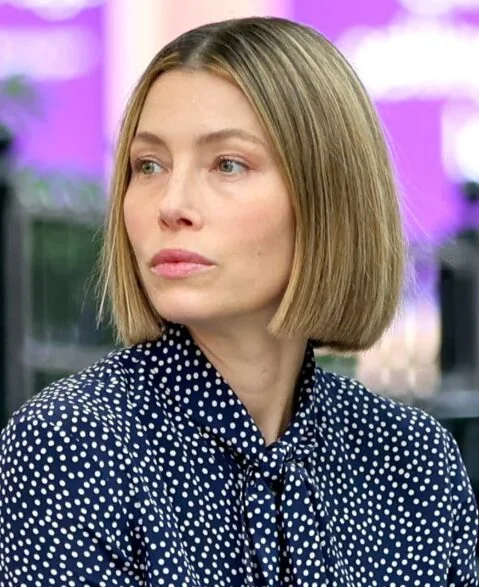 chin straight brunette bob shown as a thin hair hairstyles short idea