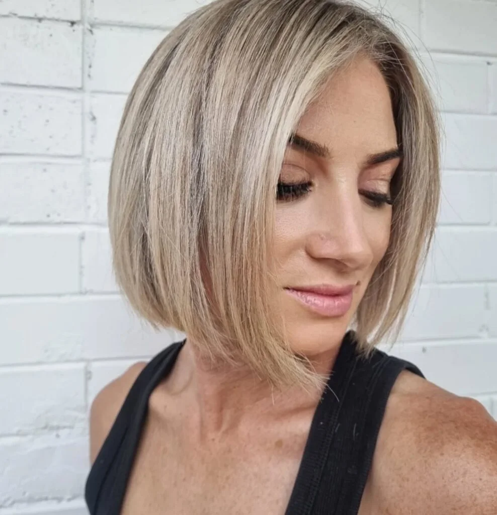 chin straight golden bob with side swept fringe shown as a thin hairstyles with bangs idea, featuring chin outline