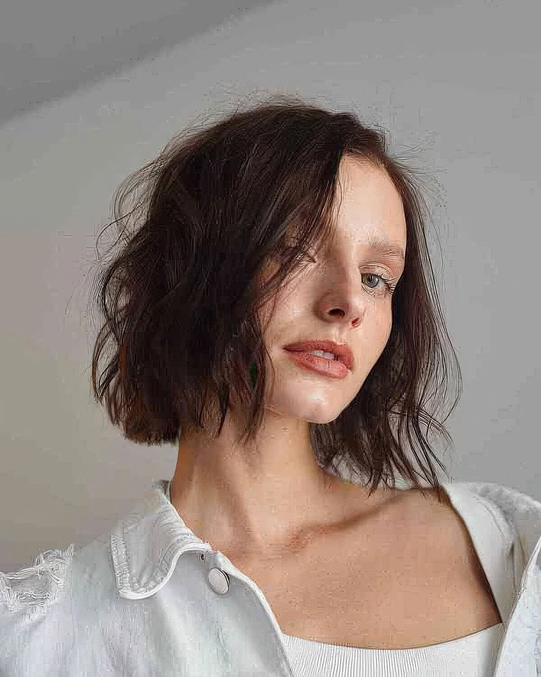 Modern and soft blunt bob in brown.