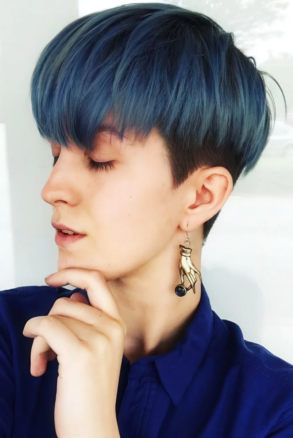 Photo showing bowl haircut done in bold blue, with the hairstyle clearly visible.
