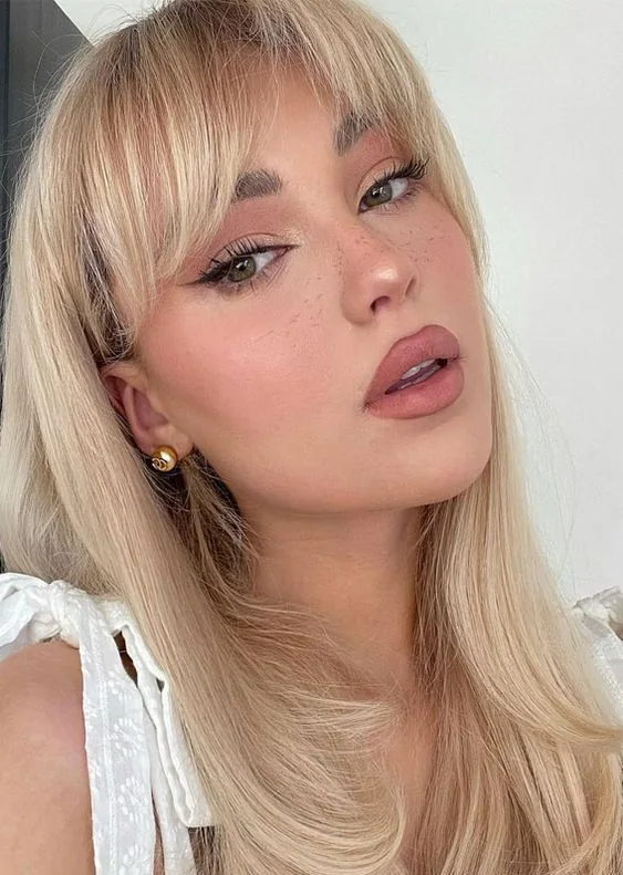 Photo showing blonde hairstyle, with the hairstyle clearly visible.