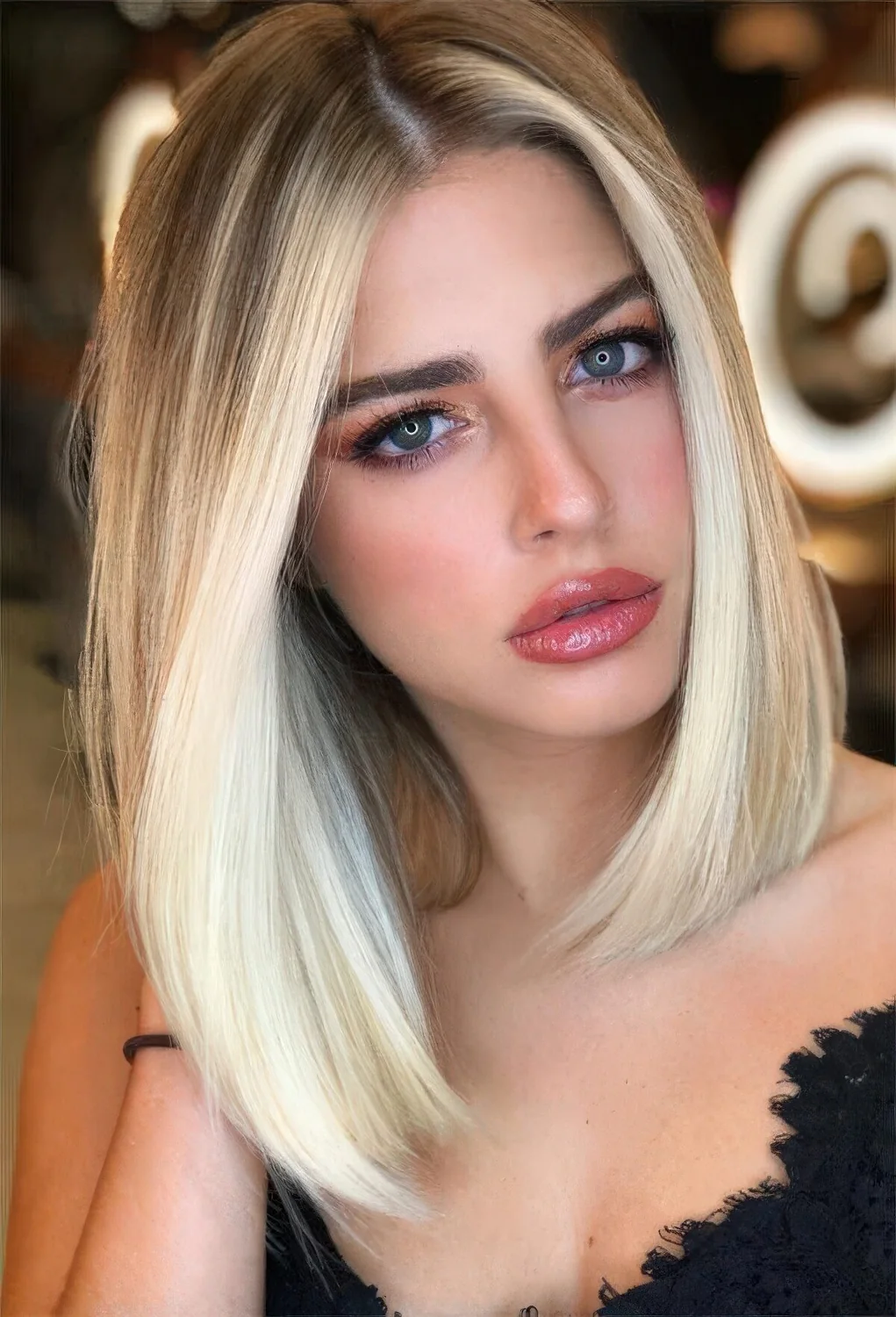 Chic long bob with ciy blonde balayage and straight hair with a volume.