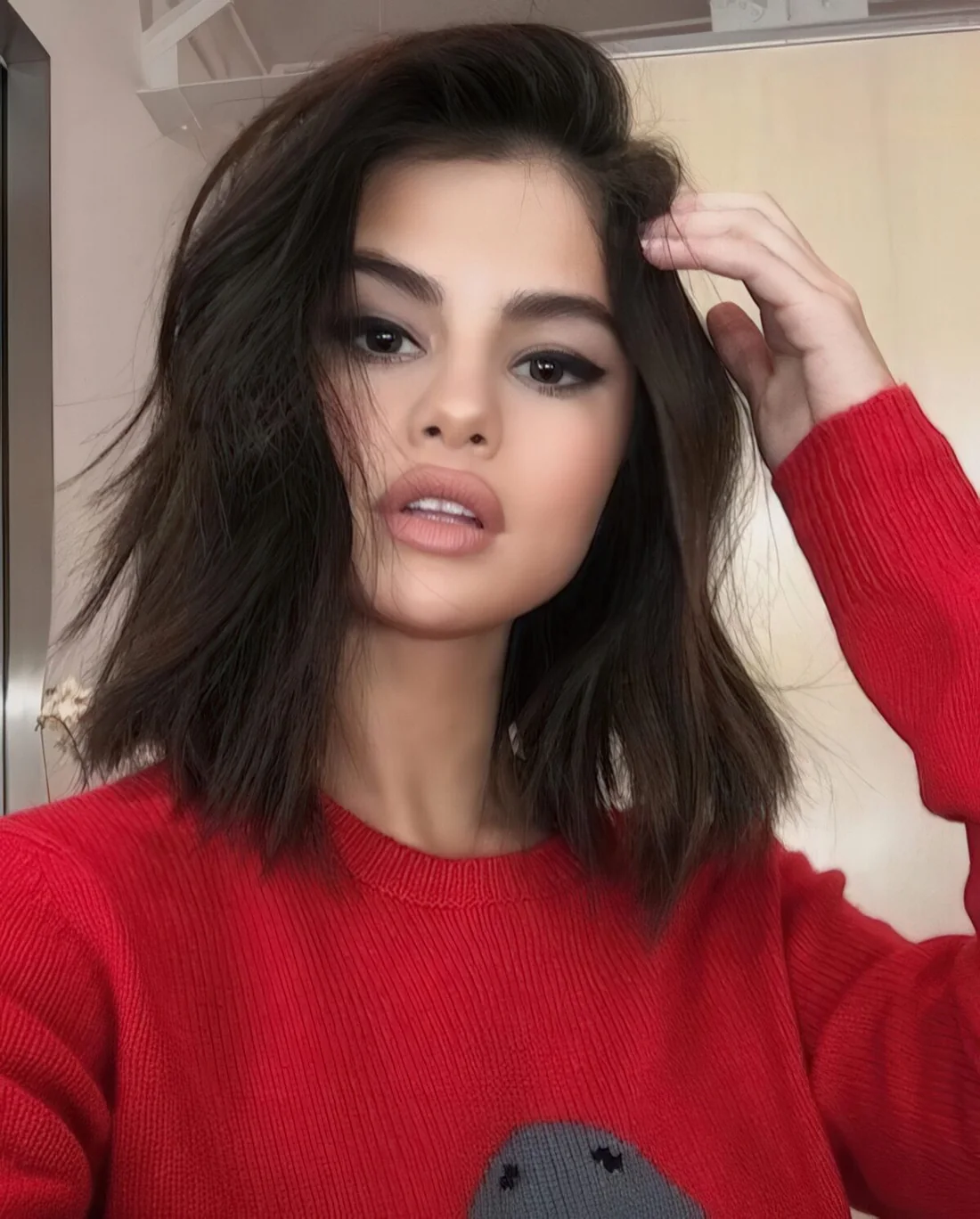 Selena Gomze wearing a wavy dark and shaggy bob.