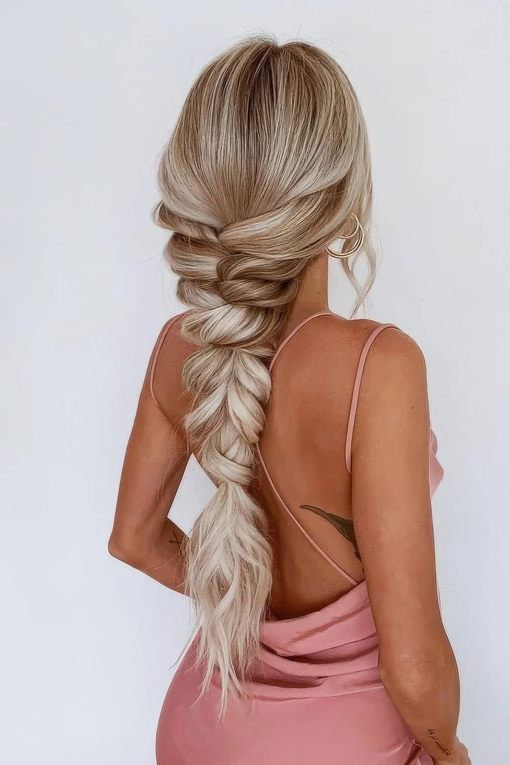 Loose and thick braidwith textured hair.