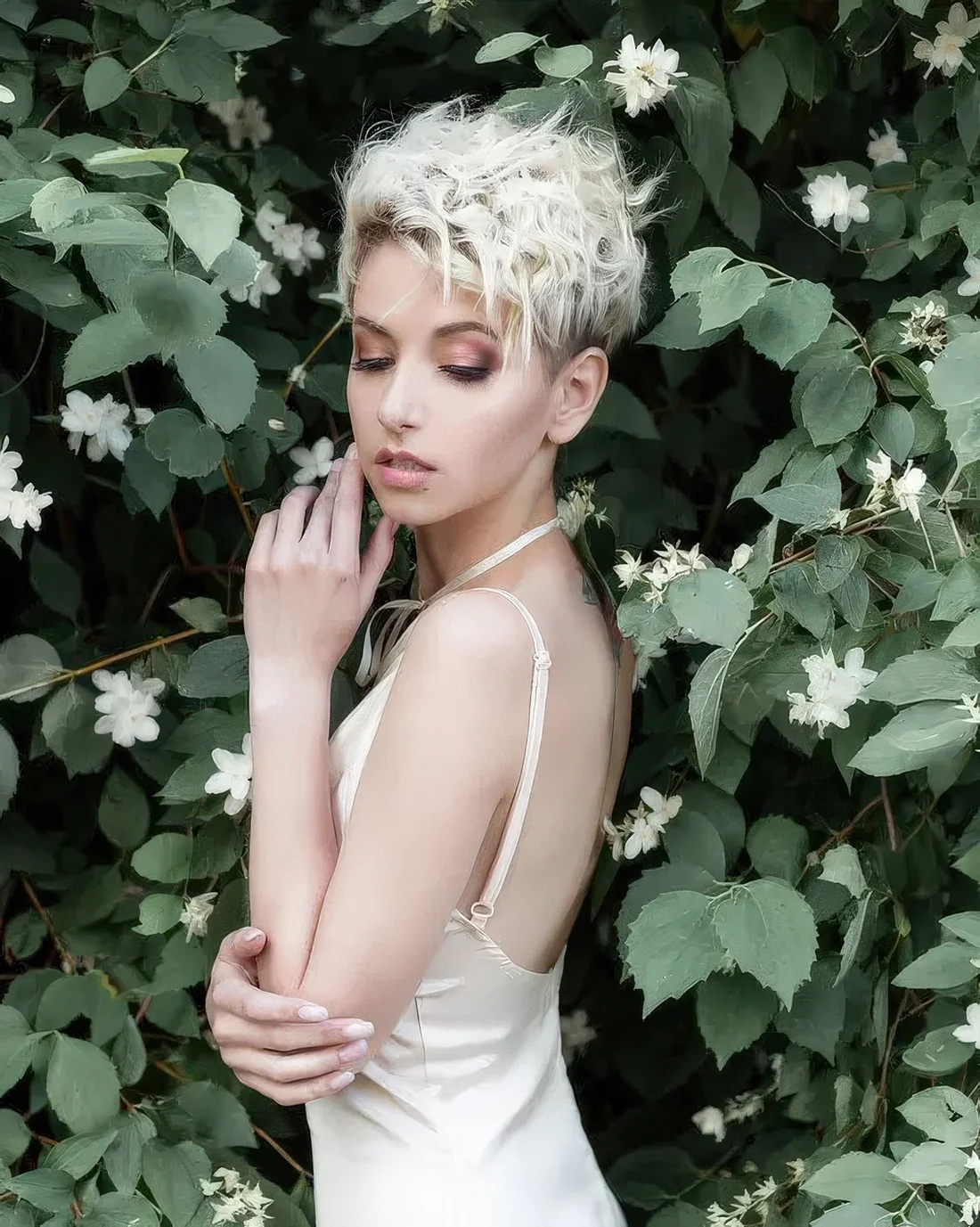 Messy and shaggy volumetric long pixie haircut.