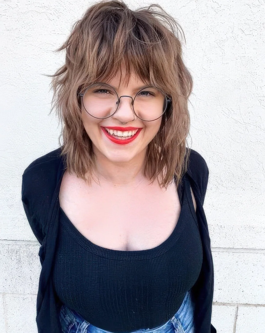 Photo showing hairstyle with layered bangs, with the hairstyle clearly visible.