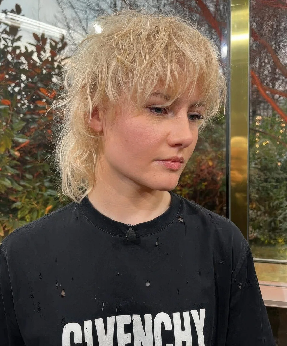 Reflecting the rebellious style of the 80s, this multi layered haircut with bangs and waves.