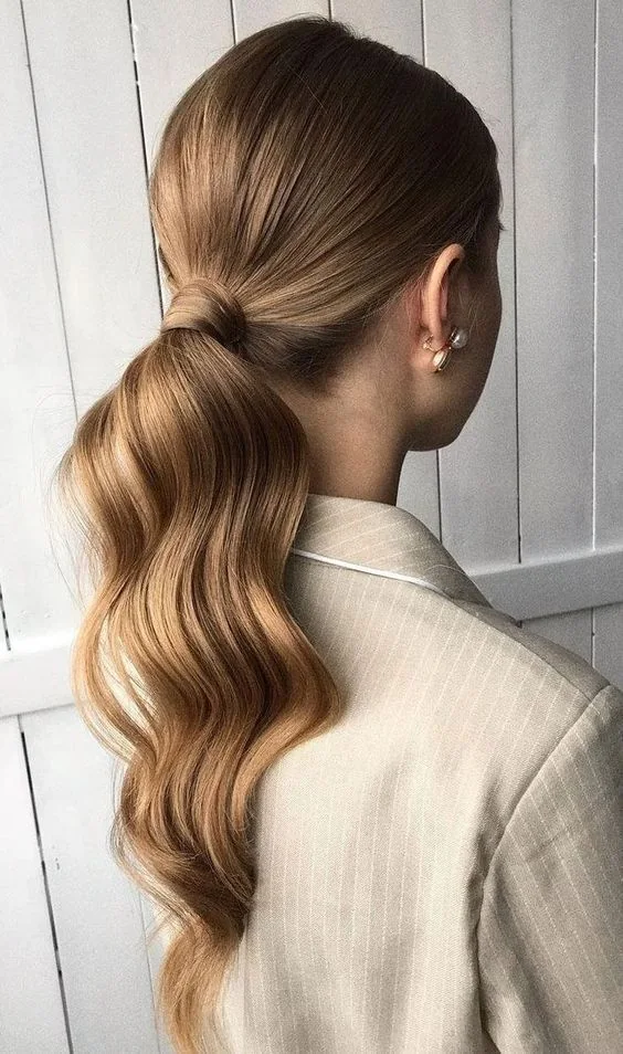 Photo showing wavy low pony, with the hairstyle clearly visible.